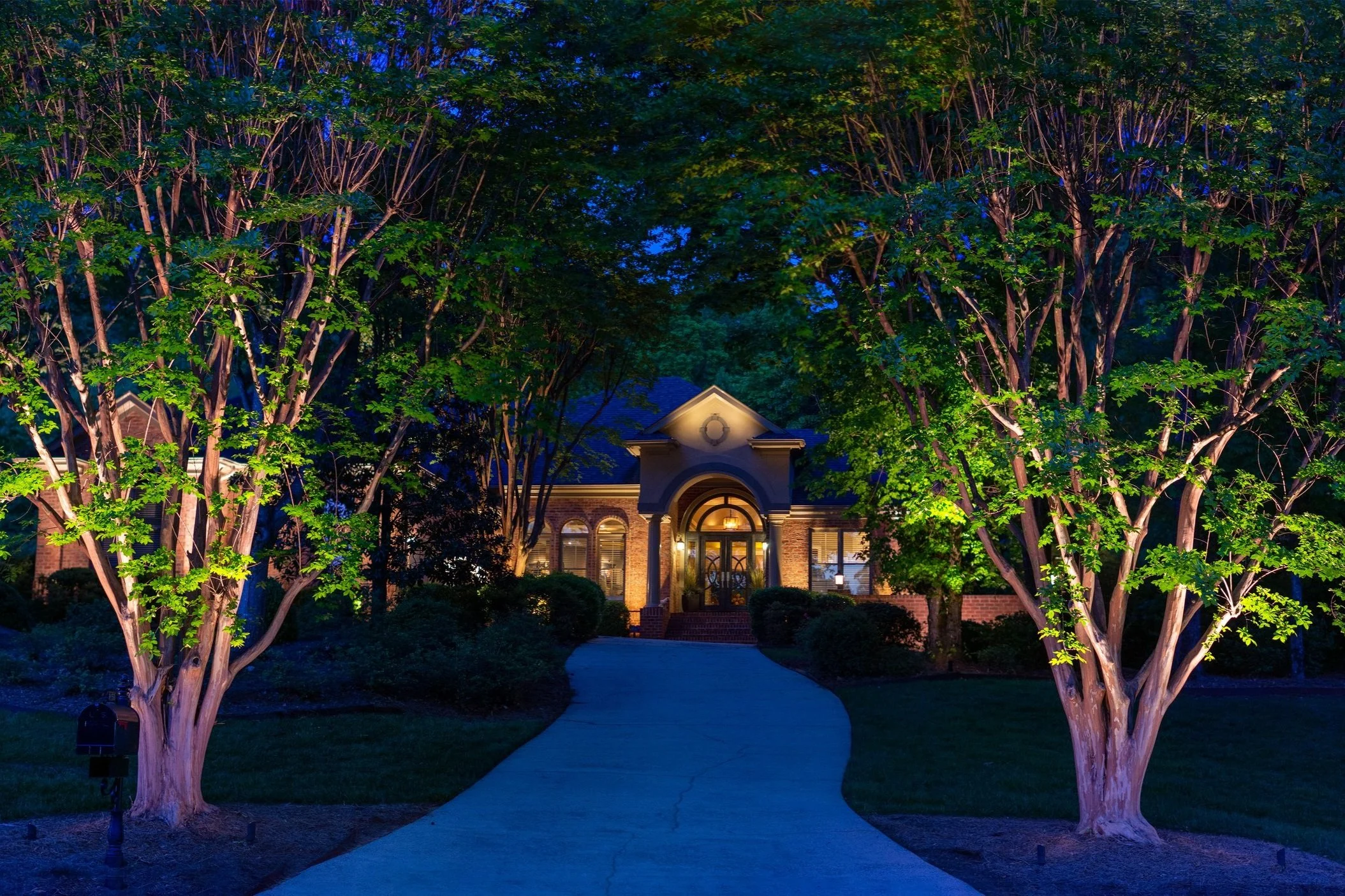 Bizneeroufl: Bespoke Outdoor Illumination for Exquisite Estates